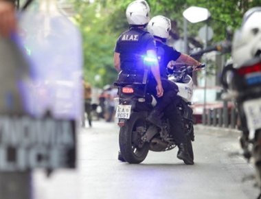 Έκρηξη εγκληματικότητας στα Καλύβια Αττικής - Οι κάτοικοι κοιμούνται με τις καραμπίνες αγκαλιά (βίντεο)